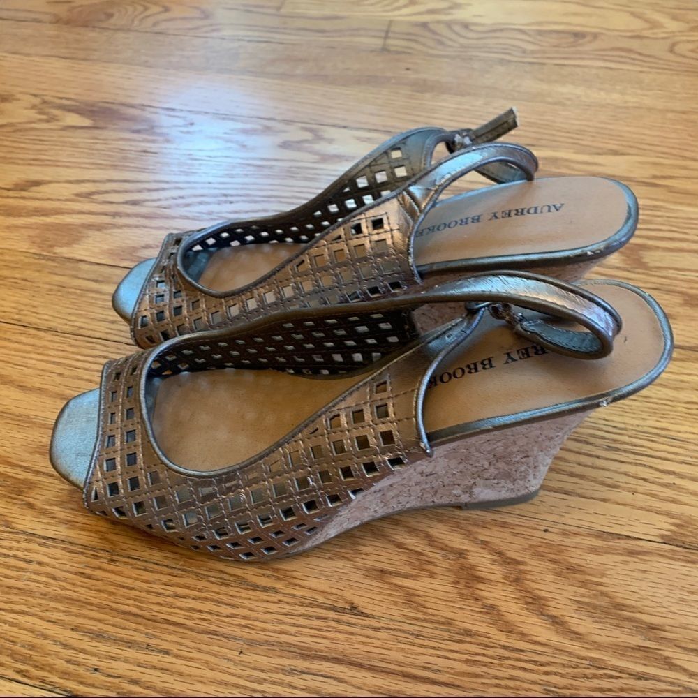 ‎Audrey Brooke gold size 9.5 sandals